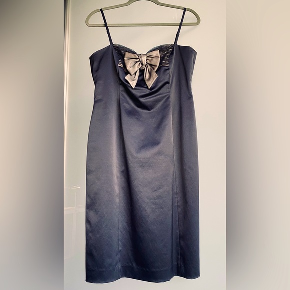 Nine West Dresses & Skirts - NINE WEST FITTED FORMAL EVENT MIDI DRESS black with a metallic like bow at front